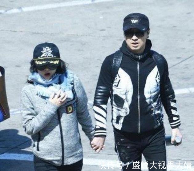 章子怡怀二胎与汪峰牵手出行,衣服紧绷惹人注