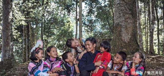 网红小哥,把山里喂猪的穷孩子,拍得像王子和公