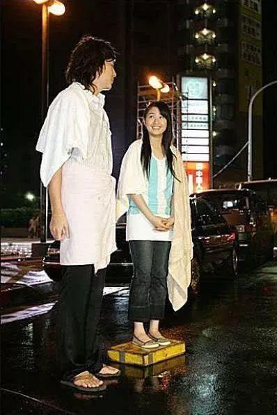 拍戏时身高不够怎么办? 沈月站木板, 任嘉伦垫