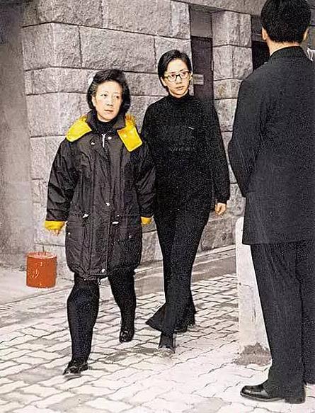 另外,张学友,罗美薇等人也是何冠昌的义子女.