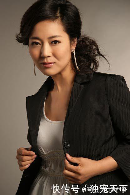 两人同演《女人的村庄》,今一人风采依旧,她却