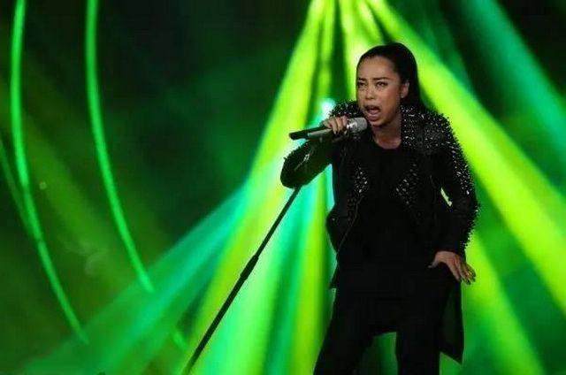 《好声音》女歌手, 导师没一个为她转身, 那英直言丑