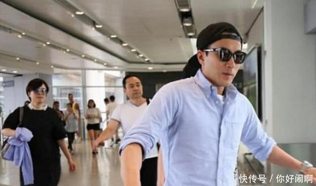 杨幂回港刘恺威举家接机,父子争推行李箱,网友