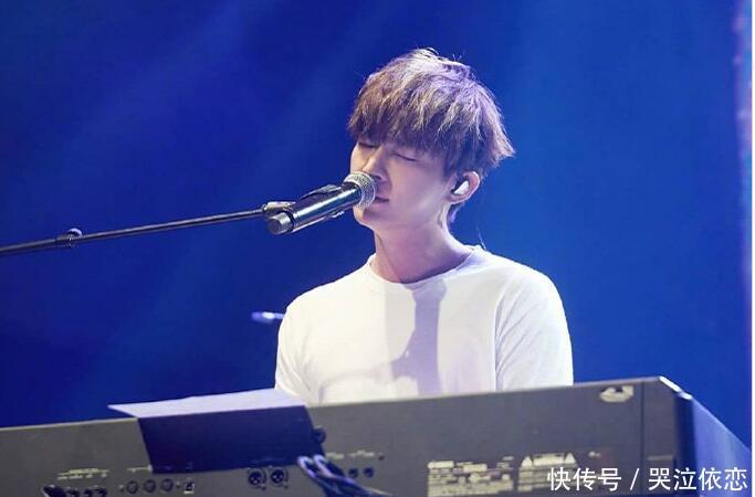 炎亚纶不想假唱倒着拿话筒 粉丝:我唱出了炎亚