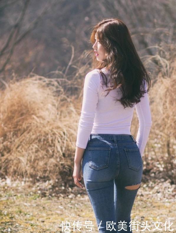 紧身牛仔裤可以绽放女人成熟的随性之美!