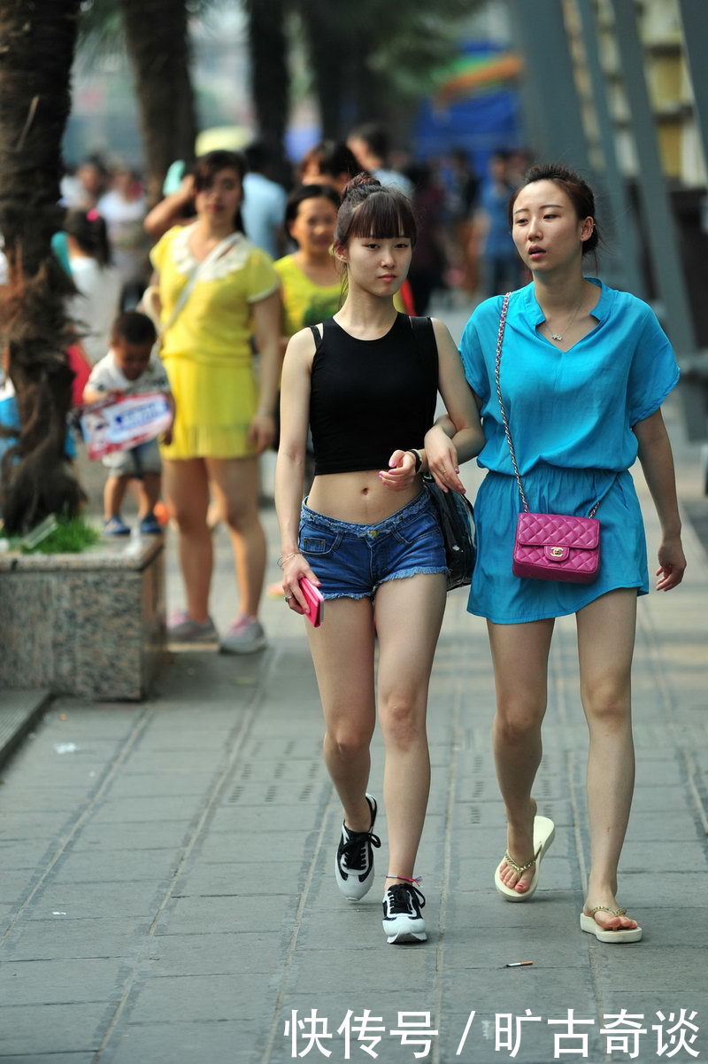街拍修长美腿的美女,穿着超短裤,应该是大学生