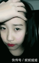 搞笑GIF:骑车玩手机的悲惨结局,低头族该醒一