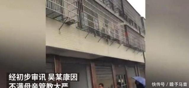 12岁男孩砍死亲生妈妈,事后淡定带弟弟,假装妈