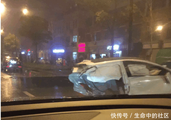 江苏常熟发生车祸 沃尔沃被奥迪撞成两截