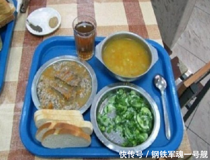 对于潜艇兵来说，“最高伙食”长什么样？看完让人很是心疼！