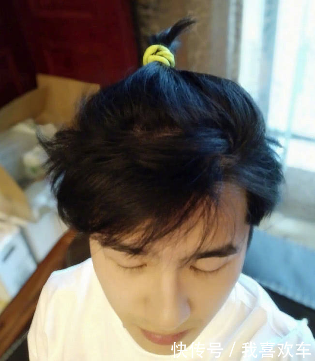 刘昊然不会是睡懵了吧,怎么头顶扫把亮相,意