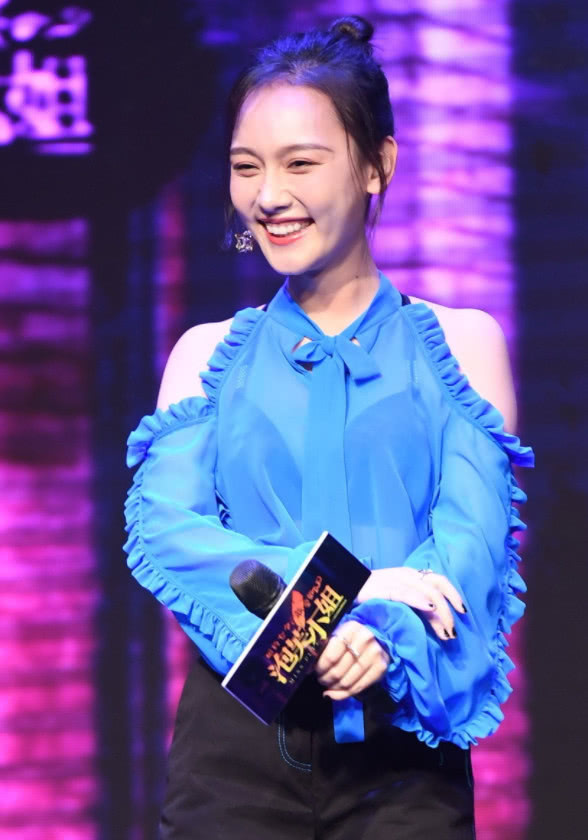 孙骁骁的衣服也太透了,里面的黑色都看到了,网