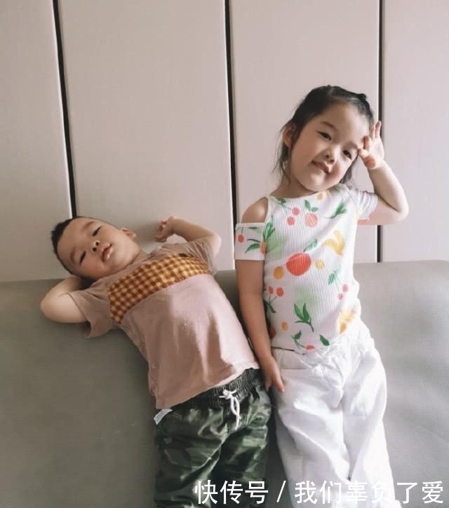 吴雅婷晒儿女日常,姐姐教弟弟学习,画面好有爱,妈妈看了都羡慕 吴雅婷晒儿女日常,姐姐教弟弟学习,画面好有爱,妈妈看了都羡慕
