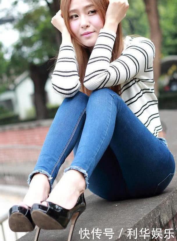 街拍:紧身牛仔裤显露出若隐若现的大长腿,散发