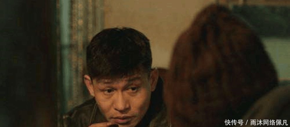 父母劝他去考公务员, 他却选择了当演员, 如今出