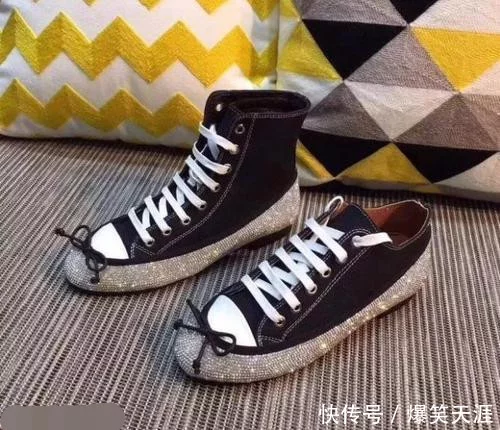 搞笑GIF:媳妇儿,你出来吧,他都交待了! 搞笑GIF:媳妇儿,你出来吧,他都交待了!