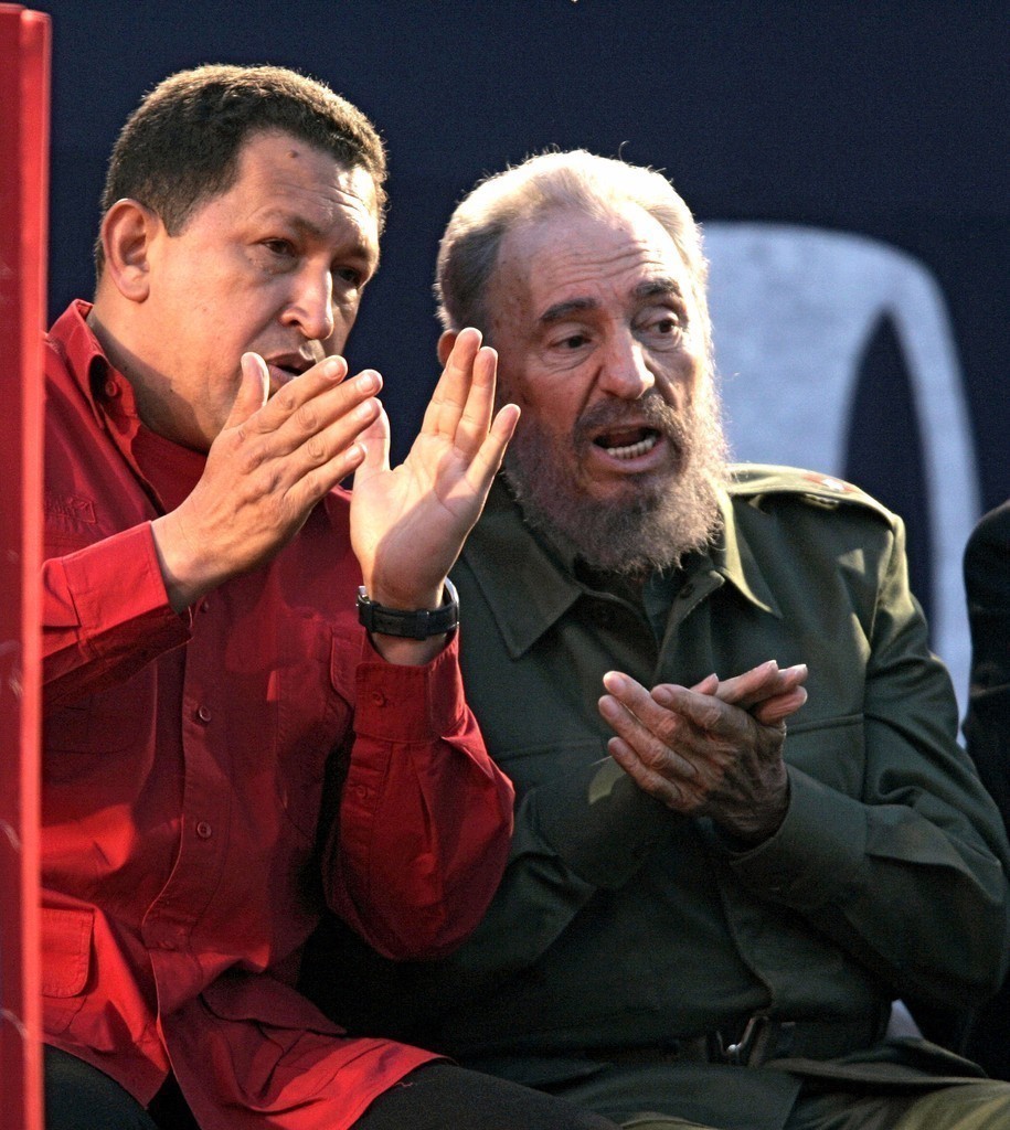 图为卡斯特罗与委内瑞拉前总统查韦斯