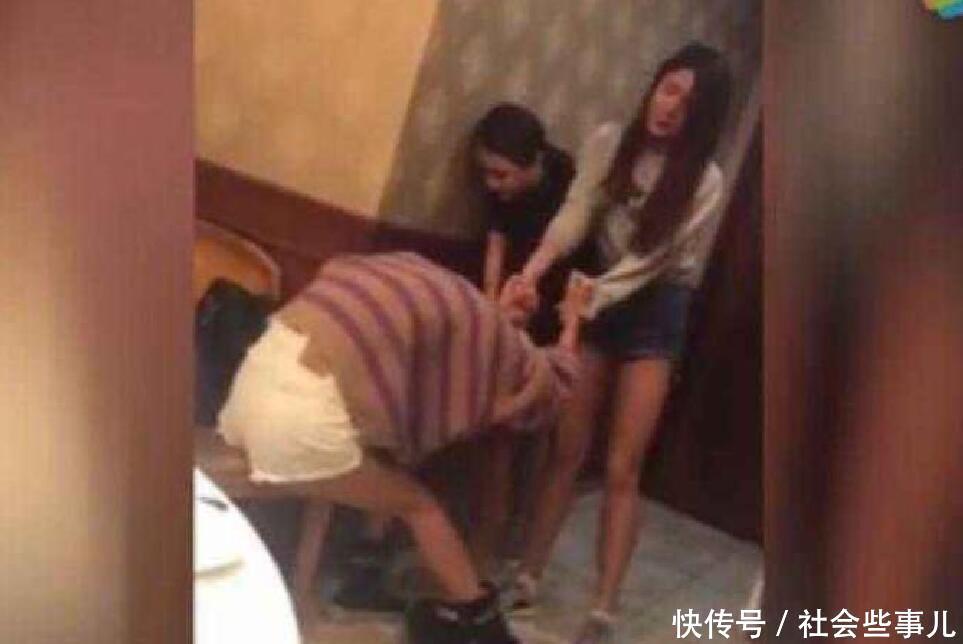 女子买单后返回餐桌, 开门后却很尴尬, 女子: 和我“接吻”了