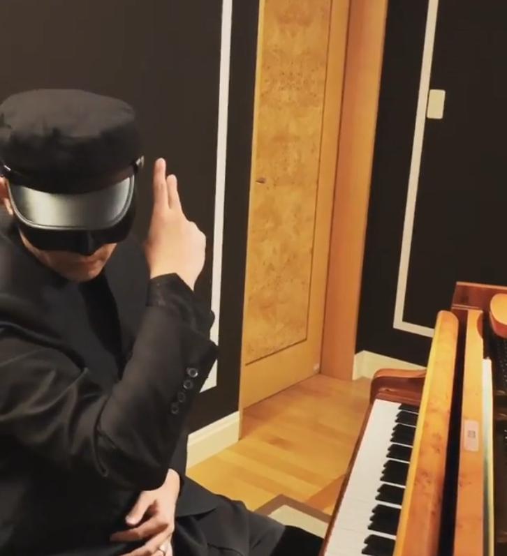 周杰伦东京街头cos《青蜂侠》加藤,除了脸圆了