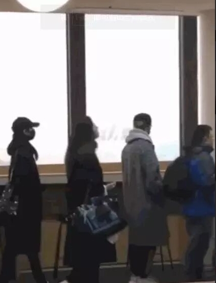 鹿晗带关晓彤韩国旅游,两人同享一件衣服,不止