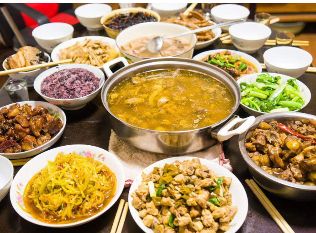 韩国人向中国人炫耀年夜饭,中国人就笑笑不说