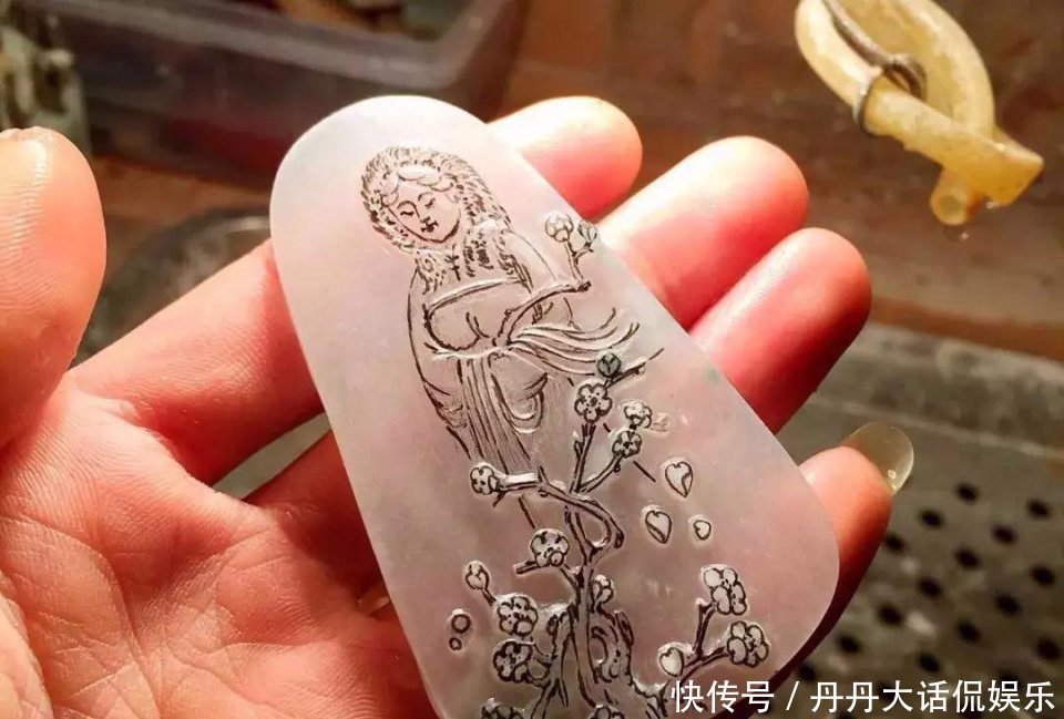 靴子哭哭啼啼买下边角料,经过漫长的钻进,成品美女美女里雕琢的蛇图片
