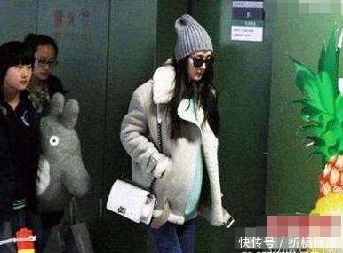 女星生完孩子出院,杨幂轻松,杨颖像走秀,而最后