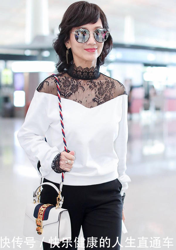 赵雅芝换新发型,本以为扎马尾够减龄,斜刘海比