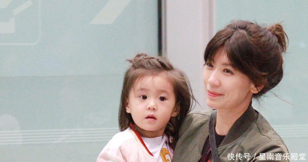 贾静雯带两女儿现身机场,咘咘好漂亮Bo妞好呆萌