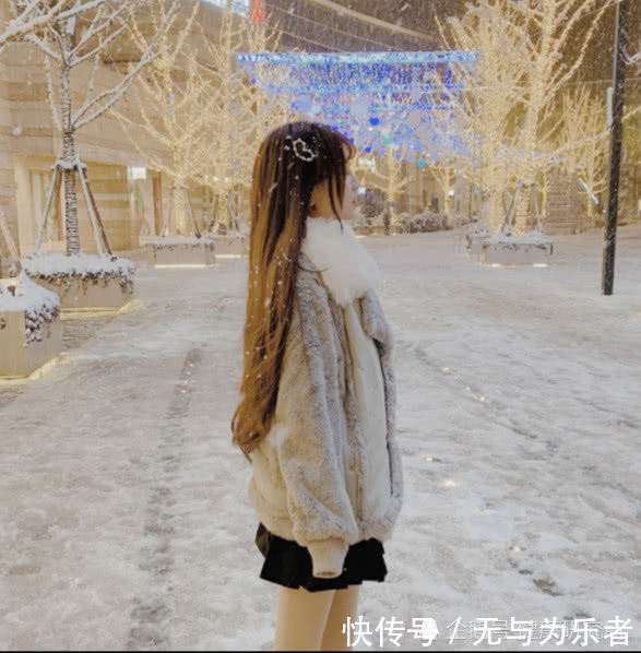 杨清柠晒初雪照,长发性感迷人,网友:铁打的棉衣