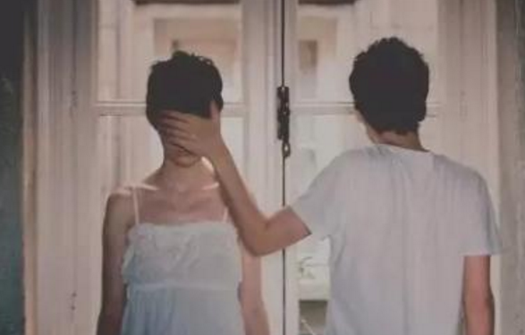 前男友结婚,婚礼开始走到话筒边放一段录音,男