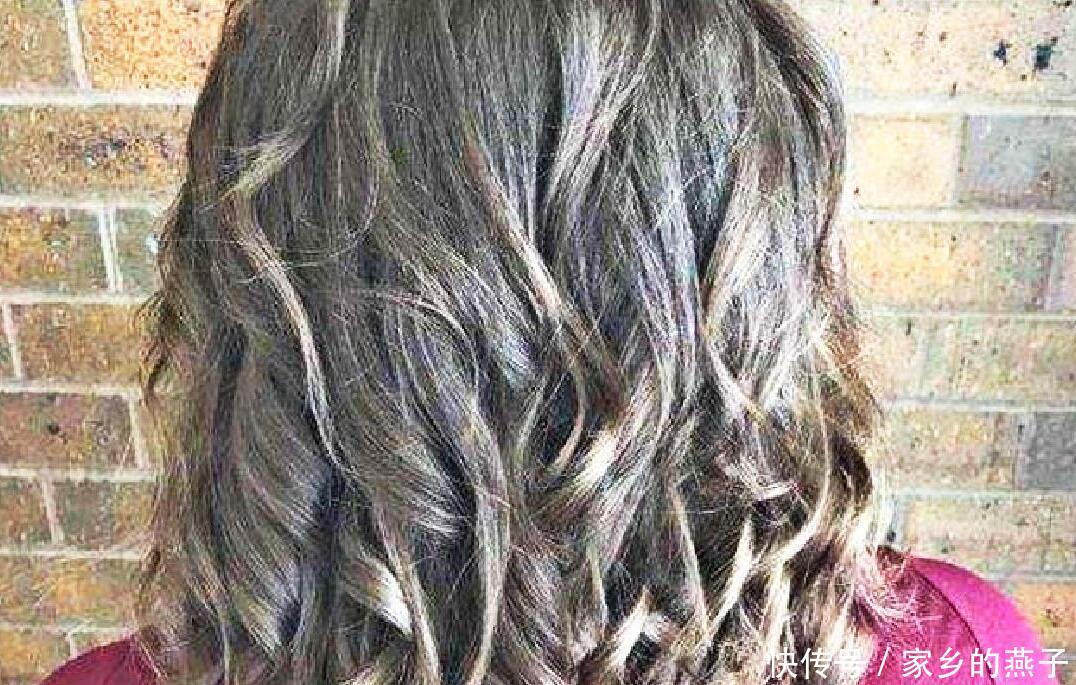 女子因失恋两个月不洗头, 进入理发店后, 洗头妹