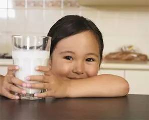 小孩这样喝牛奶方式有损健康,别怪我发晚了!