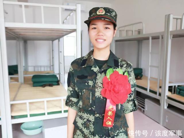 女兵最美的美女,被定格在镜头里了中刀肚子的视频样子图片