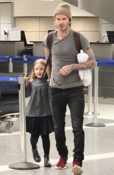 昨天,贝克汉姆带着小七和三个儿子抵达洛杉矶机场,小七公主这回是