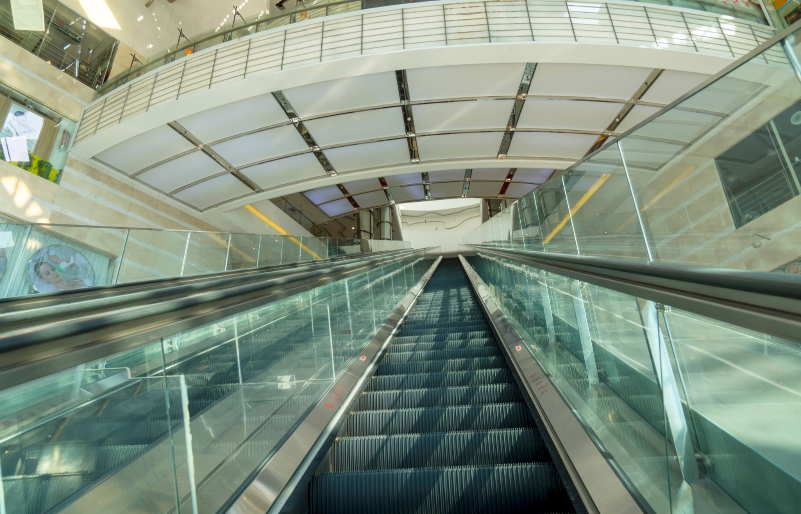 上海50米扶梯造价500万 从3层直达7层市民惊呼太刺激（图）