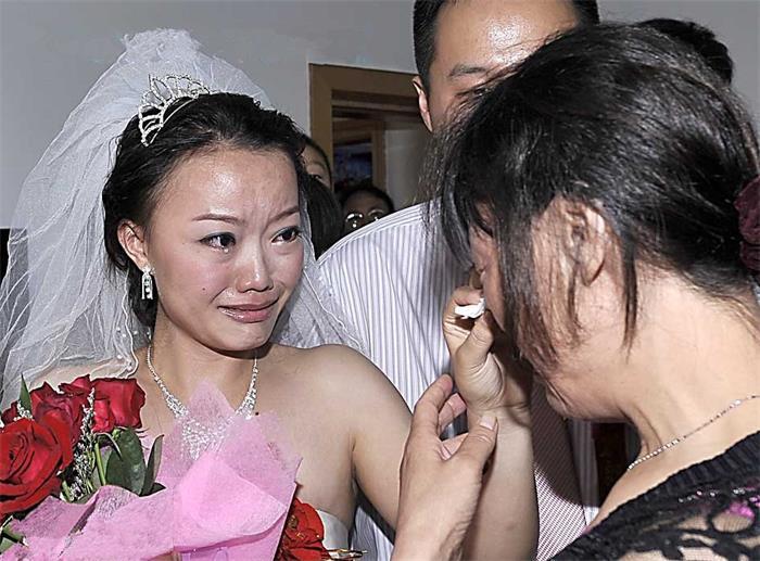在农村,女儿出嫁时有些父母为此还掉下了眼泪,画面显得十分心酸.