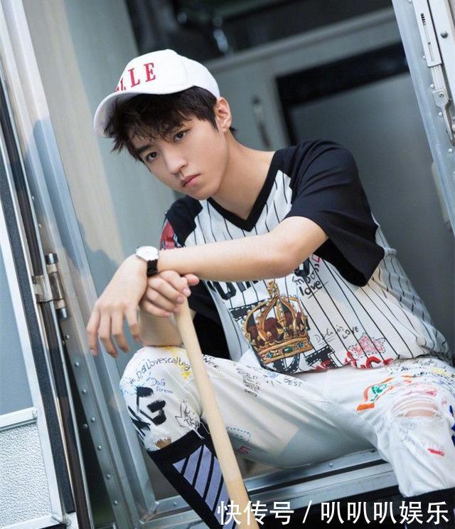 王俊凯新棒球服写真曝光,李易峰《动物世界》