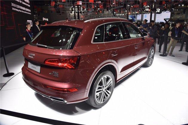 这款Audi Q5L,"L"的意思,顾名思义就是加长了,相较于欧洲版的量产车型这款Q5L在车辆的轴距方面加长了88mm,这个对于车内空间的拓展那是相当可观了,比较这个轴距达到了2.908m,其实这个可以看出来,好多的合资车和豪华车,现在都在主动迎合国内消费者的消费理念,趋于喜欢大车,大空间,所以来华都做了加长。车辆的内饰部分据悉,和Audi A4趋同,外观部分比较惊艳,相比于老款车型,采用了全新的设计理念,更为硬派,前脸部分的格栅使用了镀铬元素,很有金属感,大灯光源全部采用LED,这个大家不会失望的,