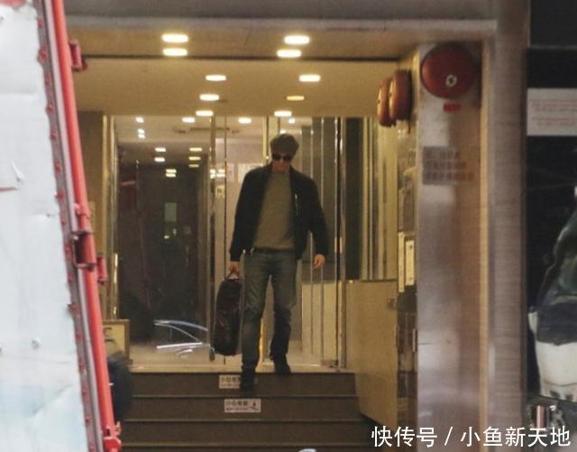 袁咏仪素颜逛街,张智霖甘愿做二十四孝老公