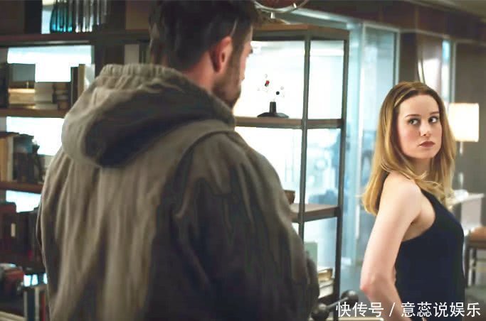 复联4里雷神一锤子飞来,惊奇队长面不改色,战