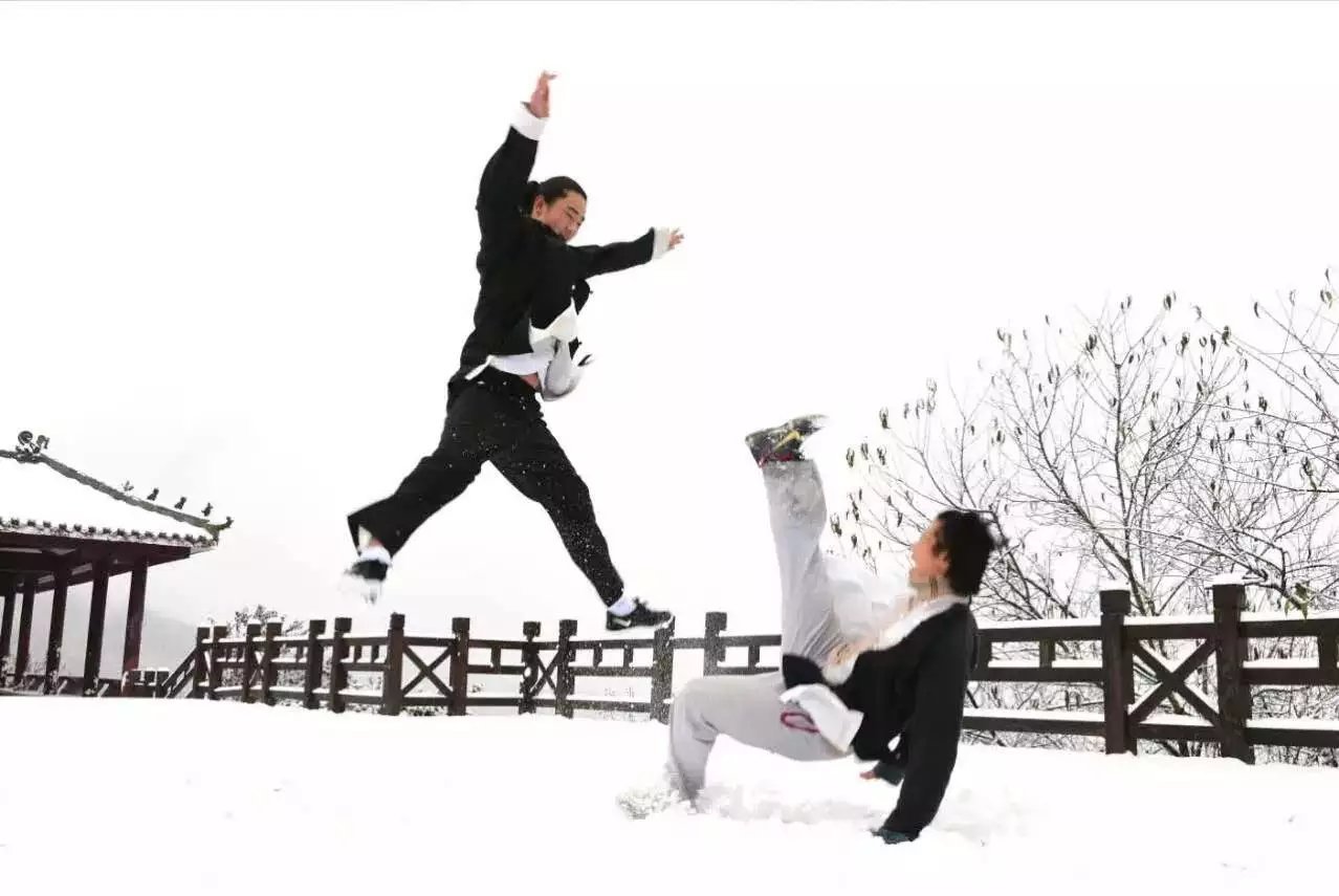 踏雪无痕!武当高手雪上练功 身姿轻盈让人羡