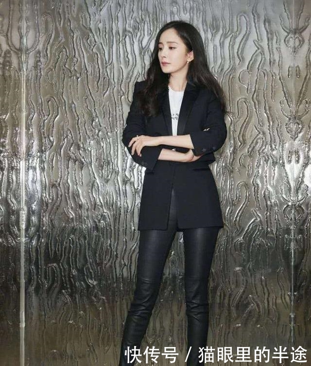 女星零下走红毯:杨幂西装搭皮裤,万茜认真过冬