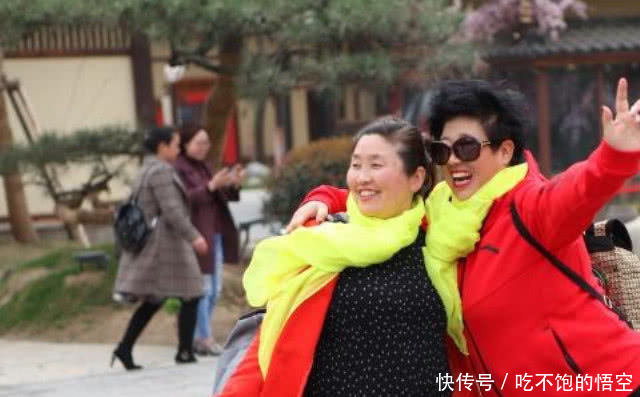 众多中国大妈出国旅游时,出现很多低素质行为