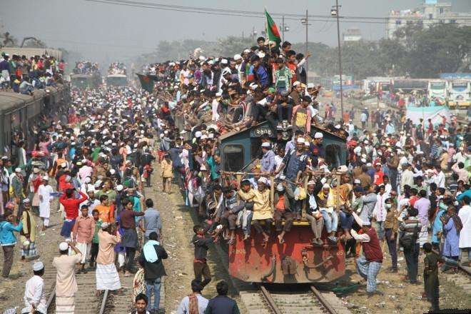 火车上抢地盘, 场面犹如美国大片, 真是一道壮观的风景线