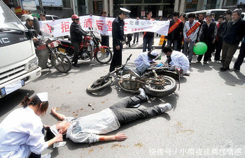 车祸时婆婆为保护女儿去世,送葬时,女儿一句话,我怒摔婆婆遗像