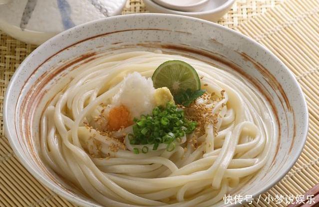 拾荒老头进高档饭店只点一碗面,服务员辱骂,经