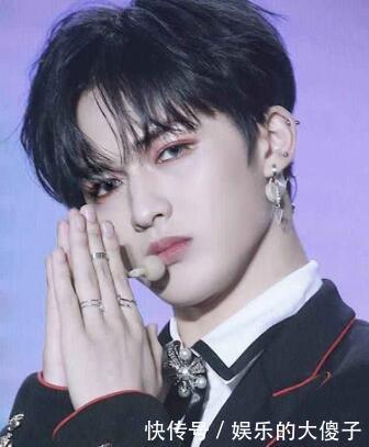 粉丝奇葩灯牌,陈立农太抢眼,朱正廷太宠溺,而蔡