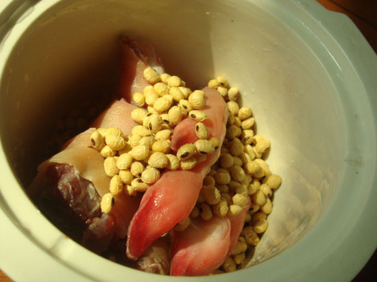 猪脚炖黄豆怎么炖软烂 t015c47fa5ff0140415.jpg