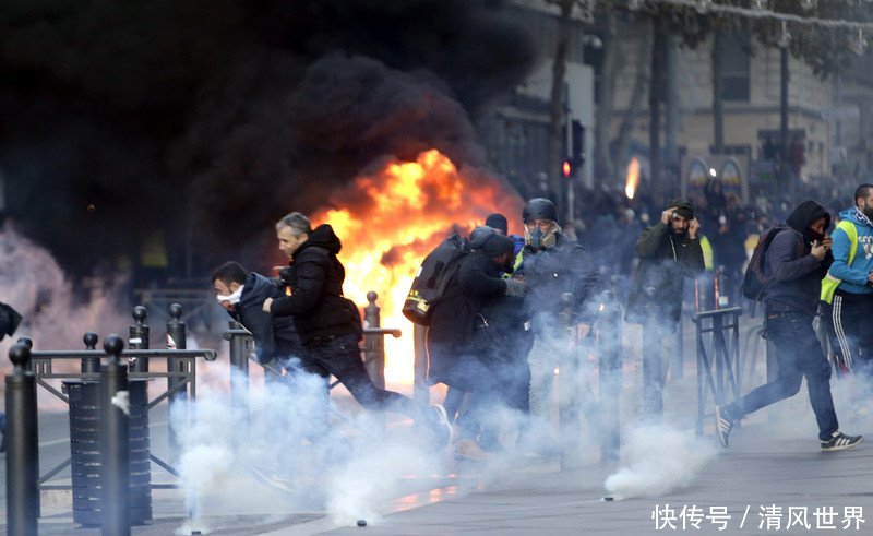 法国爆发第四轮黄马甲示威活动 12万人参与